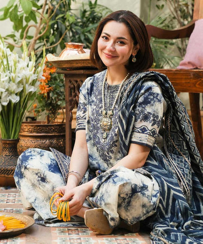 Sapphire 3Pc Lawn Embroidered Suit With Printed Chiffon Dupatta