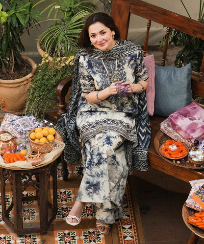 Sapphire 3Pc Lawn Embroidered Suit With Printed Chiffon Dupatta